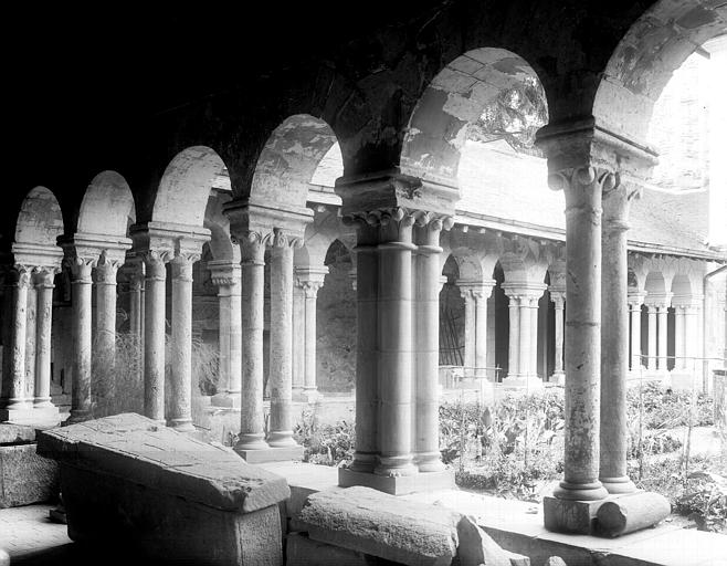 Ancien cloître, galerie : intérieur, sarcophages (dépôt lapidaire)