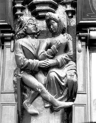 Extérieur, détail de sculpture : couple d'amoureux