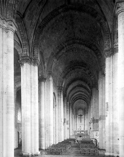 Intérieur, nef vue de l'entrée