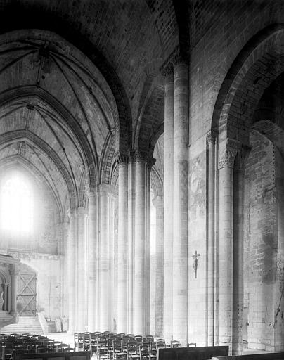 Intérieur, trois premières piles de la nef (près de l'entrée)