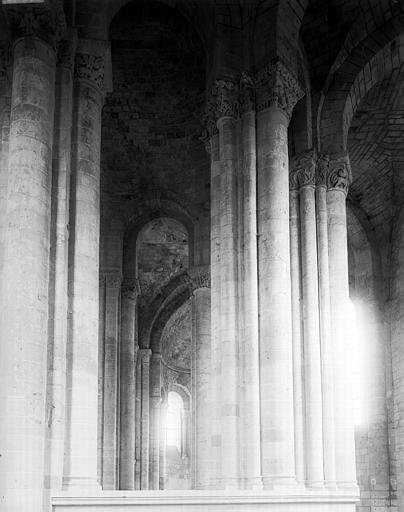 Intérieur, groupe de piles du déambulatoire