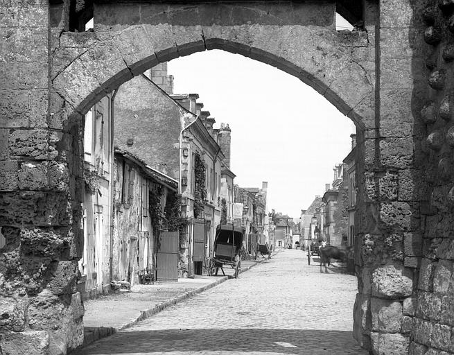 Vue rapprochée et rue en perspective