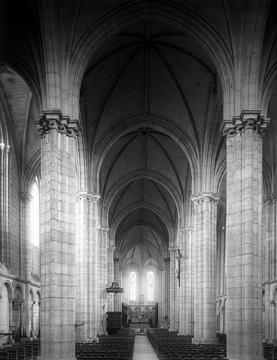 Intérieur, nef, vue de l'entrée