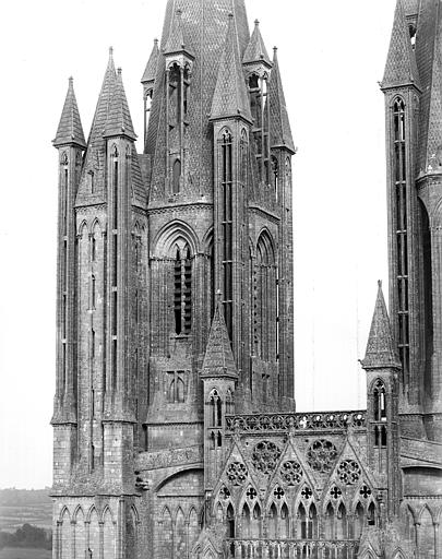 Extérieur, tour gauche de la façade ouest