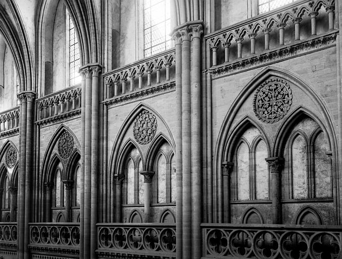 Intérieur, triforium de la nef