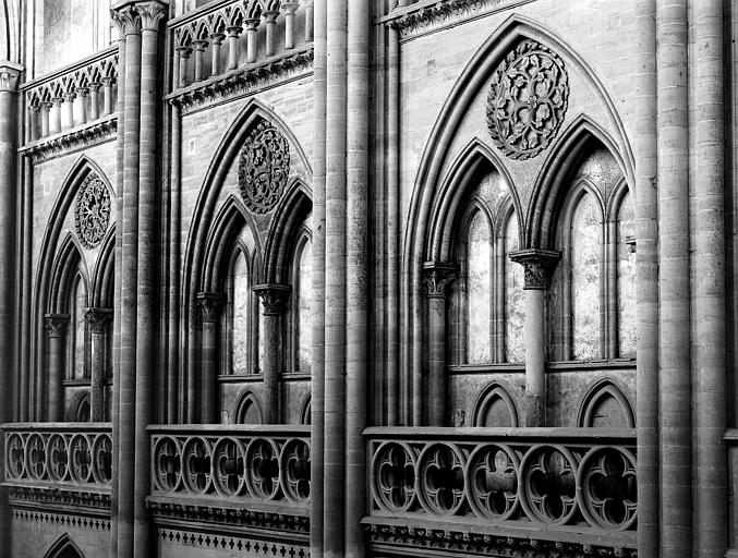 Intérieur, partie du triforium de la nef