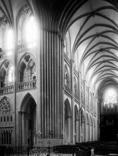 Intérieur, pile sud-ouest de la nef et de la croisée du transept, vue prise du choeur