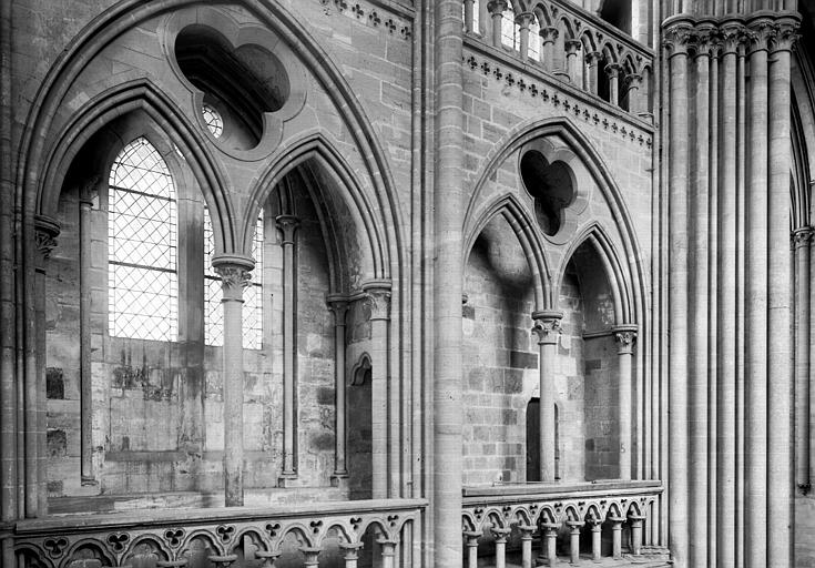 Intérieur, croisillon sud, deux baies du triforium