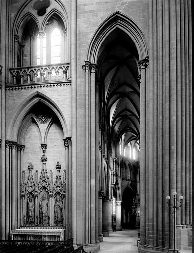 Intérieur, partie est du transept nord et déambulatoire