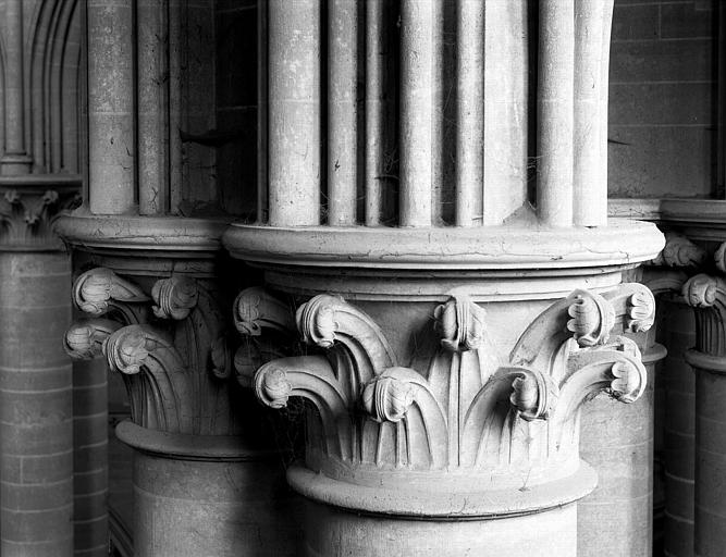 Intérieur, chapiteaux des colonnes doubles du déambulatoire à décor feuillagé