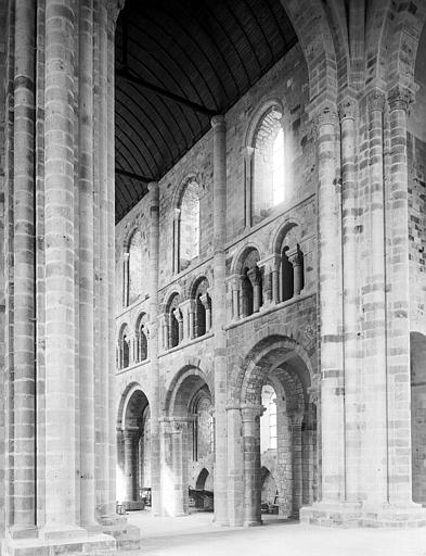 Intérieur, élévation nord de la nef, vue prise de la croisée du transept