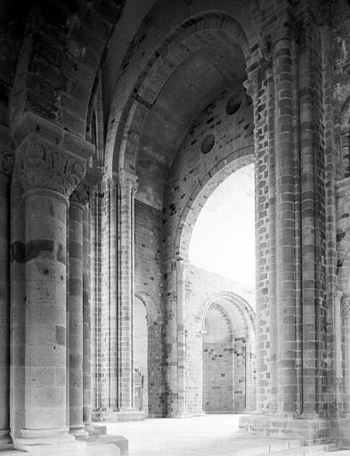 Intérieur, entrée du choeur, vue prise du collatéral sud