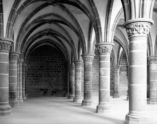 Intérieur, salle dite des Chevaliers : chapiteaux, colonnes