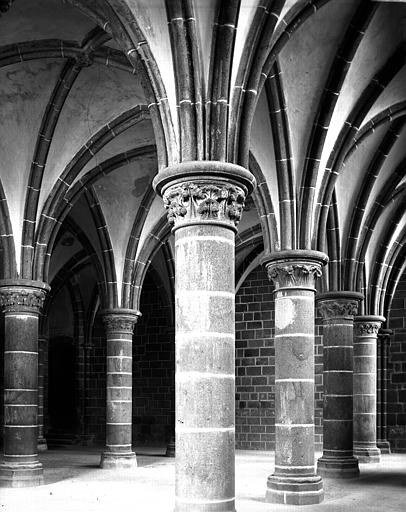 Intérieur, salle dite des Chevaliers : chapiteaux, colonnes