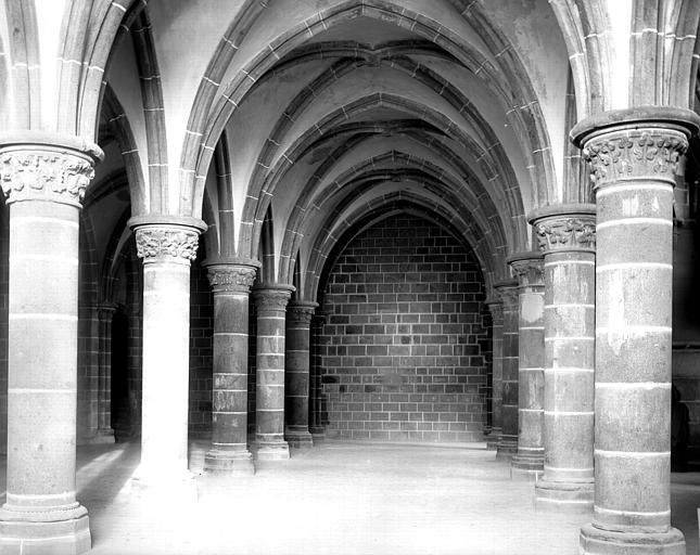 Intérieur, salle dite des Chevaliers : chapiteaux, colonnes