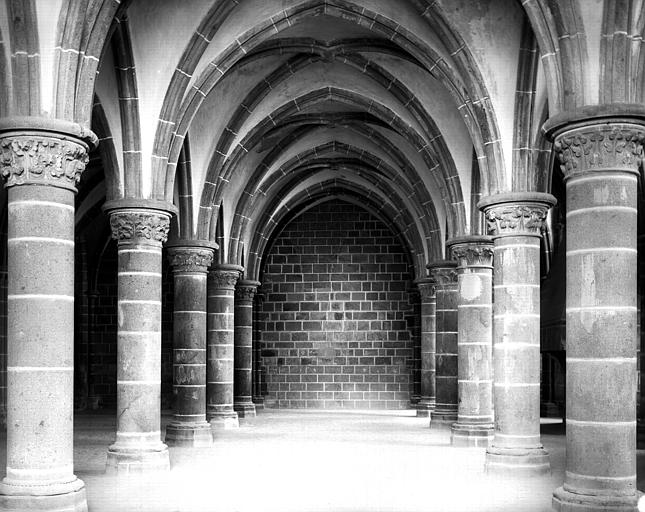 Intérieur, salle dite des Chevaliers : chapiteaux, colonnes