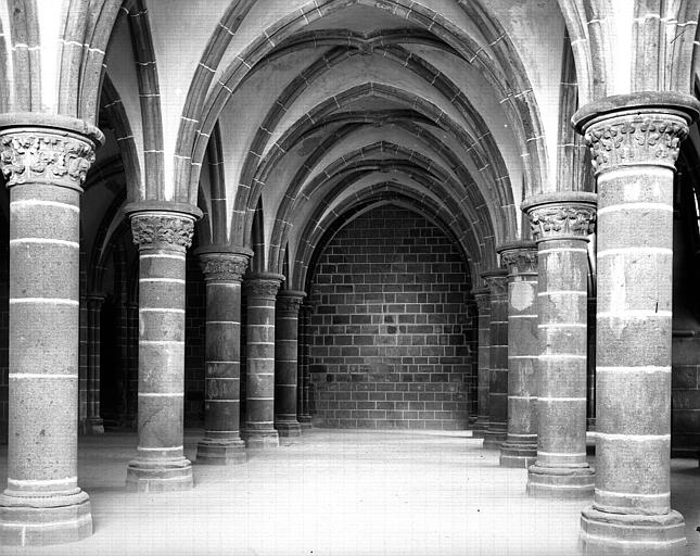 Intérieur, salle dite des Chevaliers : chapiteaux, colonnes