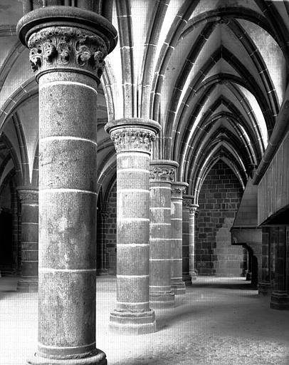 Intérieur, salle dite des Chevaliers : chapiteaux, colonnes