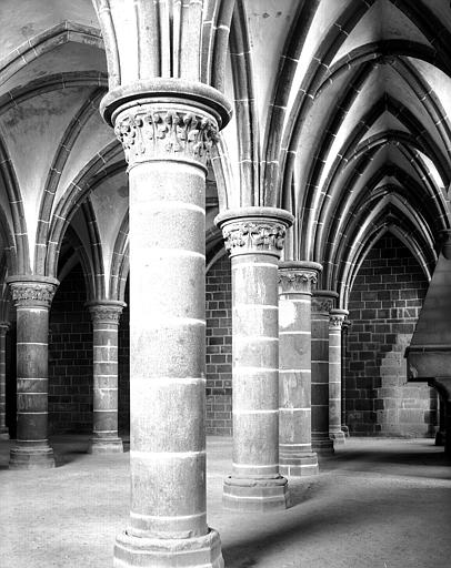 Intérieur, salle dite des Chevaliers : chapiteaux, colonnes