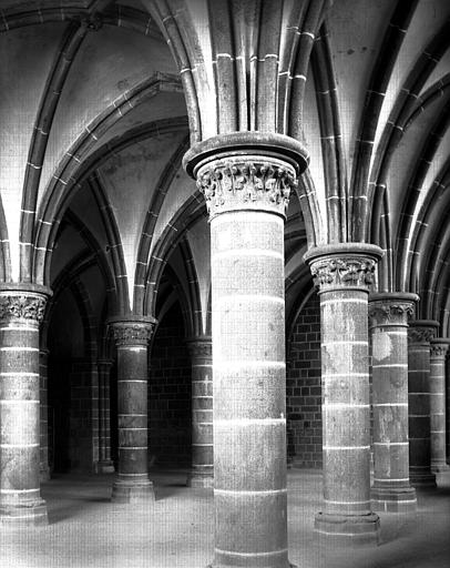 Intérieur, salle dite des Chevaliers : chapiteaux, colonnes