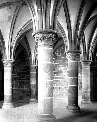 Intérieur, salle dite des Chevaliers : chapiteaux, colonnes