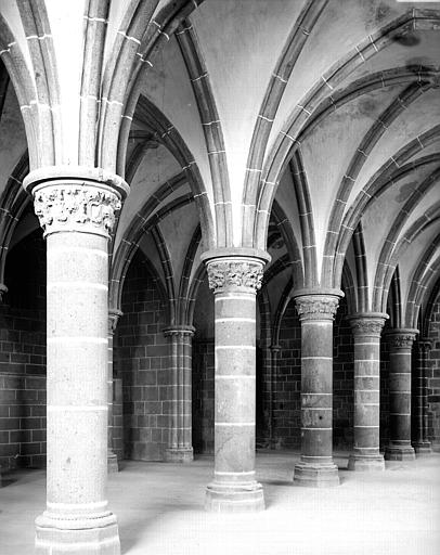 Intérieur, salle dite des Chevaliers : chapiteaux, colonnes