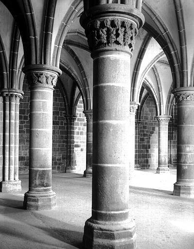 Intérieur, salle dite des Chevaliers : chapiteaux, colonnes