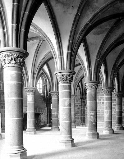 Intérieur, salle dite des Chevaliers : chapiteaux, colonnes