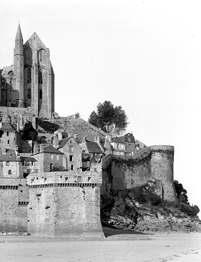 Façade est de la Merveille, et Tour Nord des remparts