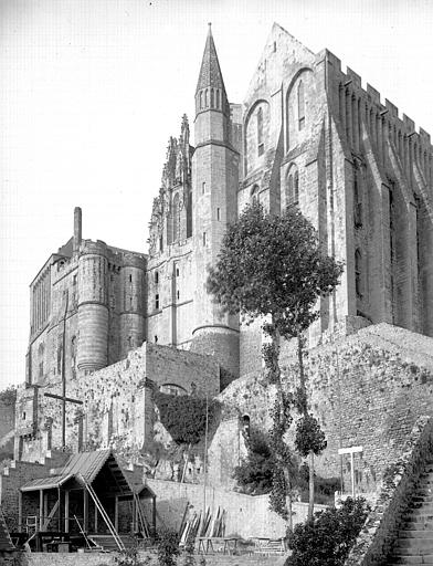 Vue sur l'abside, la tour des Corbins et la Merveille côté nord