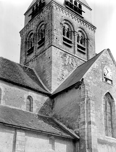 Extérieur, façade principale, base du clocher