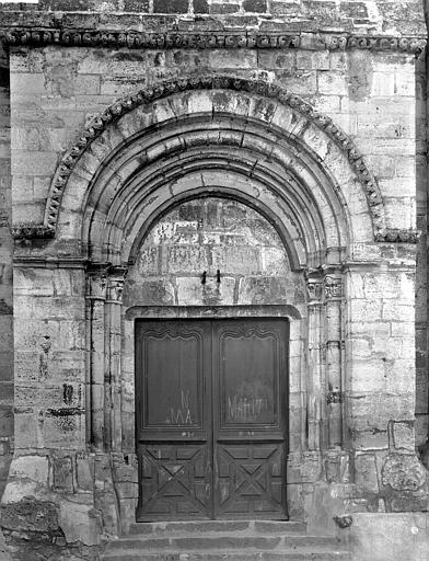 Extérieur, façade ouest, portail