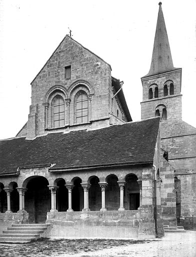 Extérieur, façade ouest, porche