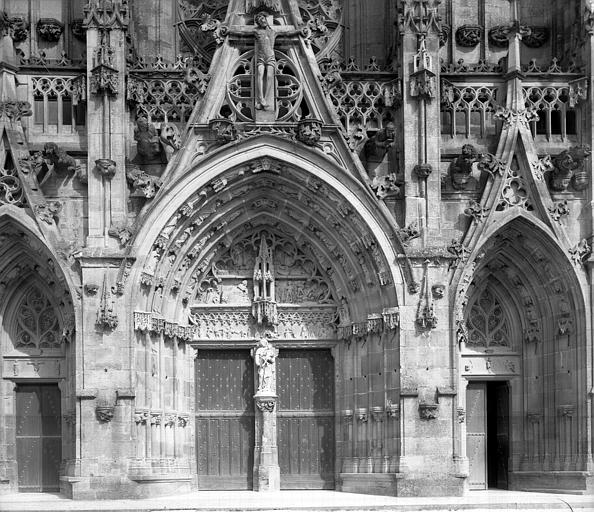 Extérieur, portail central de la façade ouest : partie basse