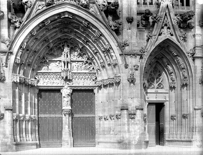 Extérieur, façade ouest, portail central et de droite