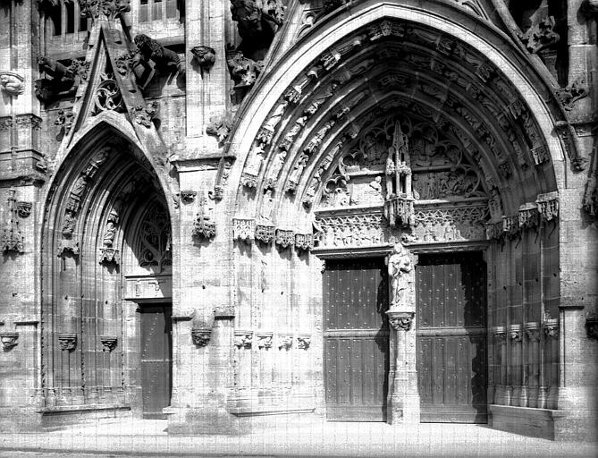 Extérieur, façade ouest, portail central et de gauche