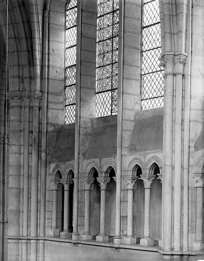 Intérieur, tribunes et fenêtres hautes du choeur