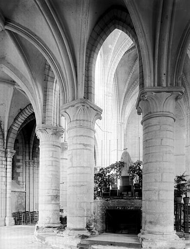 Intérieur, colonnes et chapiteaux du déambulatoire