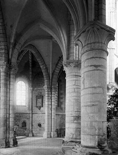 Intérieur, colonnes et chapiteaux du déambulatoire