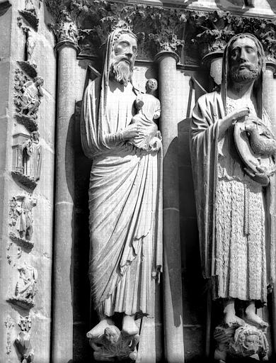 Extérieur, portails de la façade ouest : statues de l'ébrasement de la porte droite