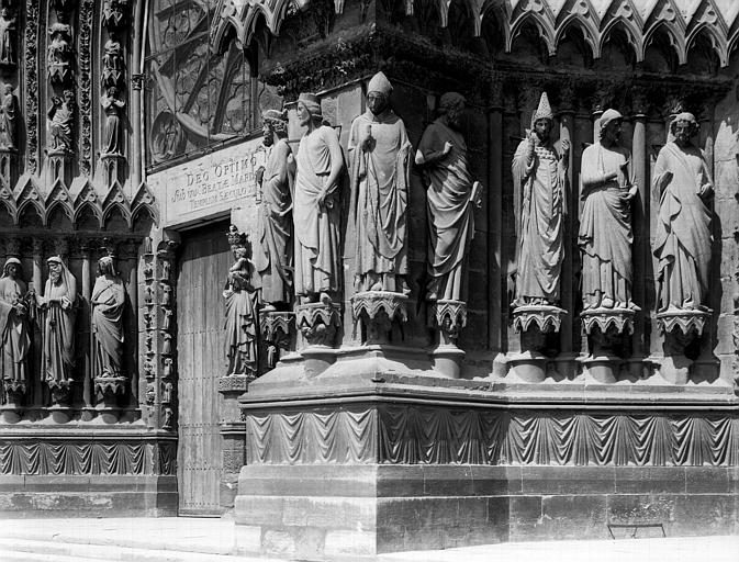 Extérieur, portails de la façade ouest : statues de l'ébrasement de la porte droite