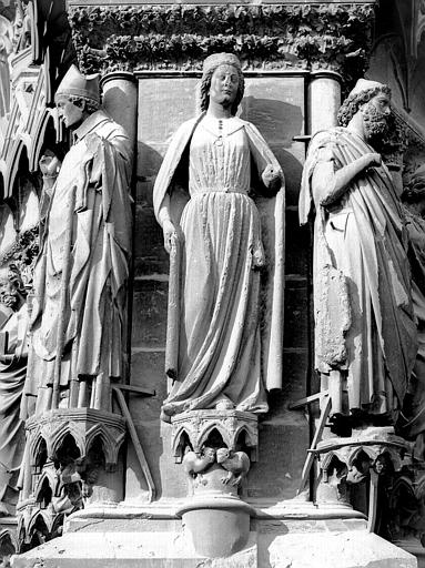 Extérieur, portails de la façade ouest : détail des statues