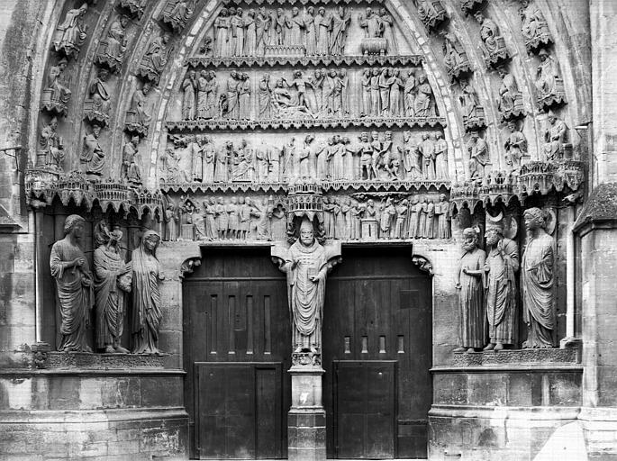 Extérieur, bras nord du transept, porte centrale : tympan et statue de saint Sixte au trumeau