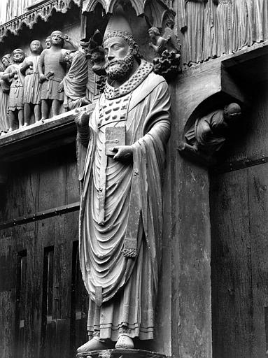 Extérieur, bras nord du transept, porte centrale, trumeau : saint Sixte