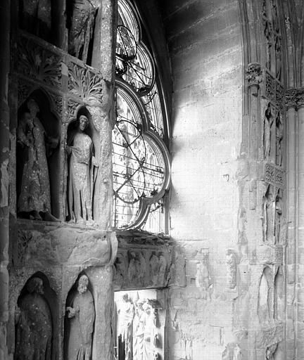 Ruines, extérieur, statues au revers de la façade ouest