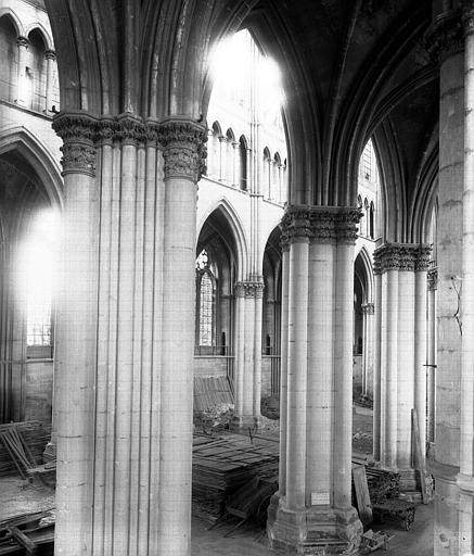 Ruines, intérieur, vue diagonale