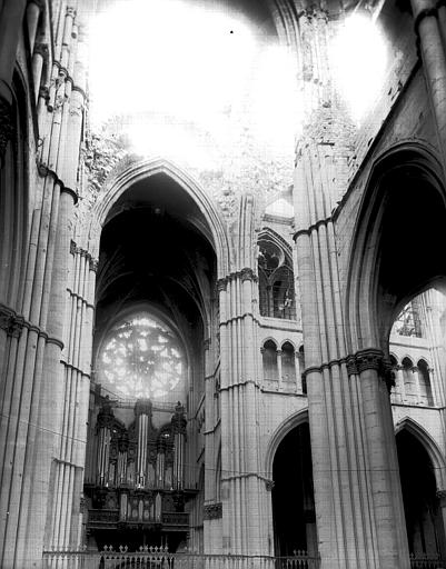 Ruines, intérieur, orgues, carré et bras nord du transept