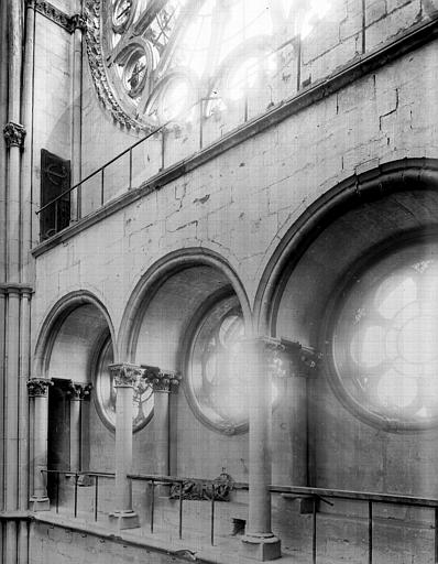 Ruines, intérieur, arcades du bras sud du transept