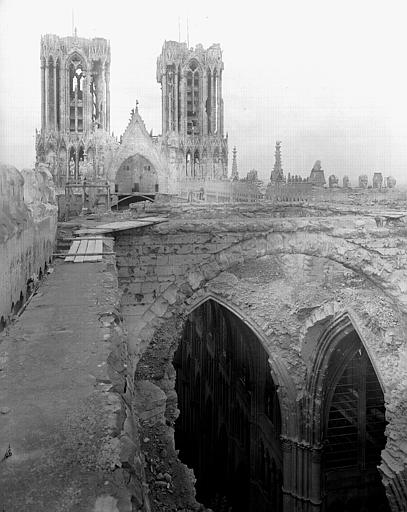 Ruines, extérieur, partie haute au-dessus des voûtes, vue prise de l'est vers l'ouest