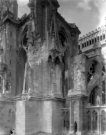 Ruines, extérieur, tour, angle du chevet et du transept